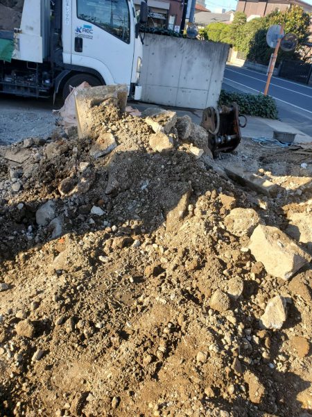 草加市谷塚　地中埋設物撤去を行いました。